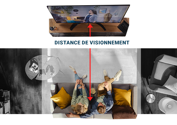 Deux personnes assises sur un canapé devant une télévision dans un salon.