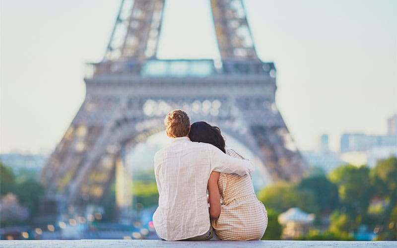 couple infront of eifel tower